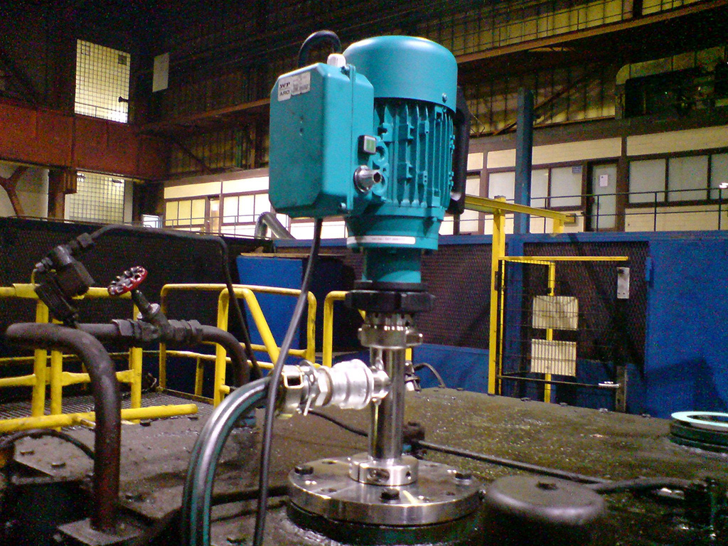 Промышленный бочковой насос на производстве.jpg